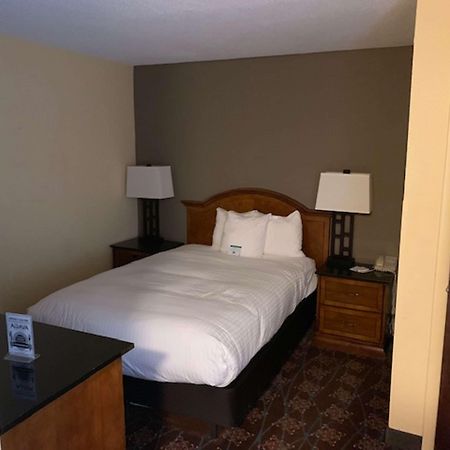 Best Western University Inn Итака Екстериор снимка