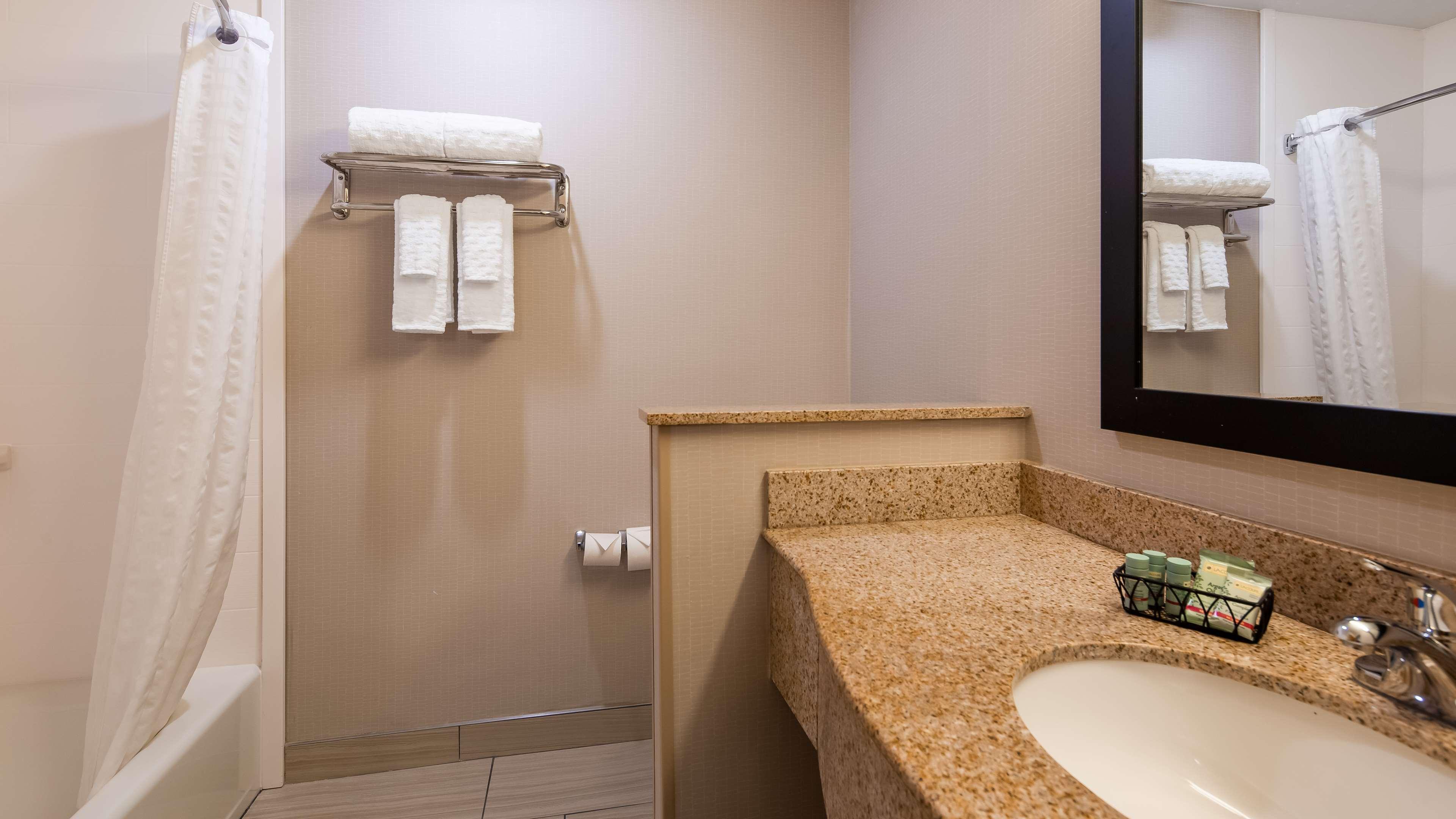 Best Western University Inn Итака Екстериор снимка