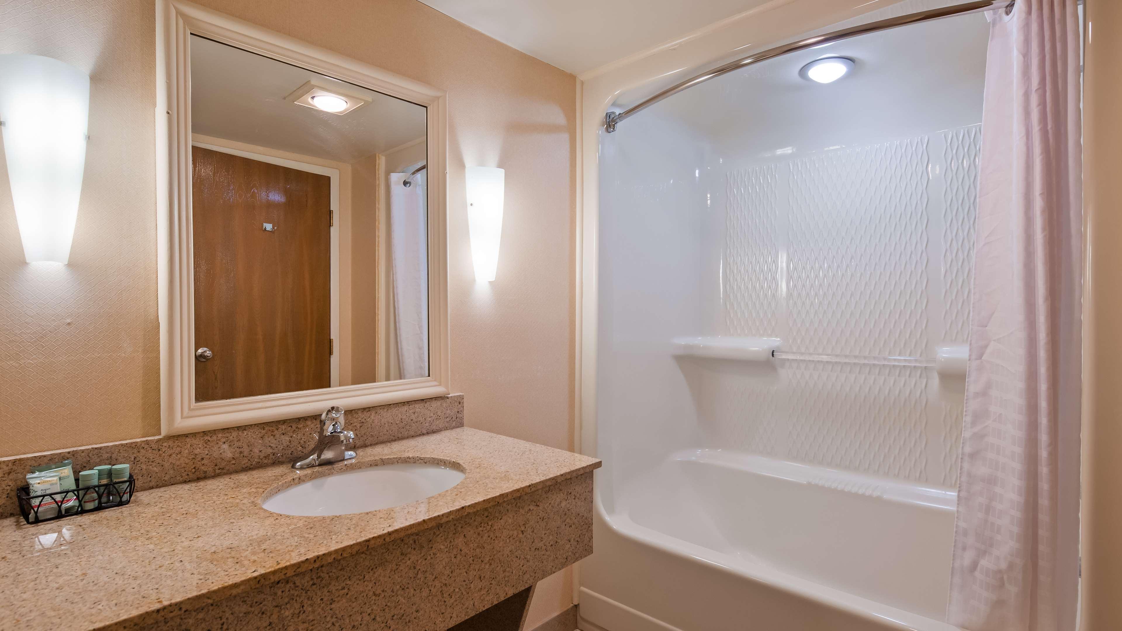 Best Western University Inn Итака Екстериор снимка