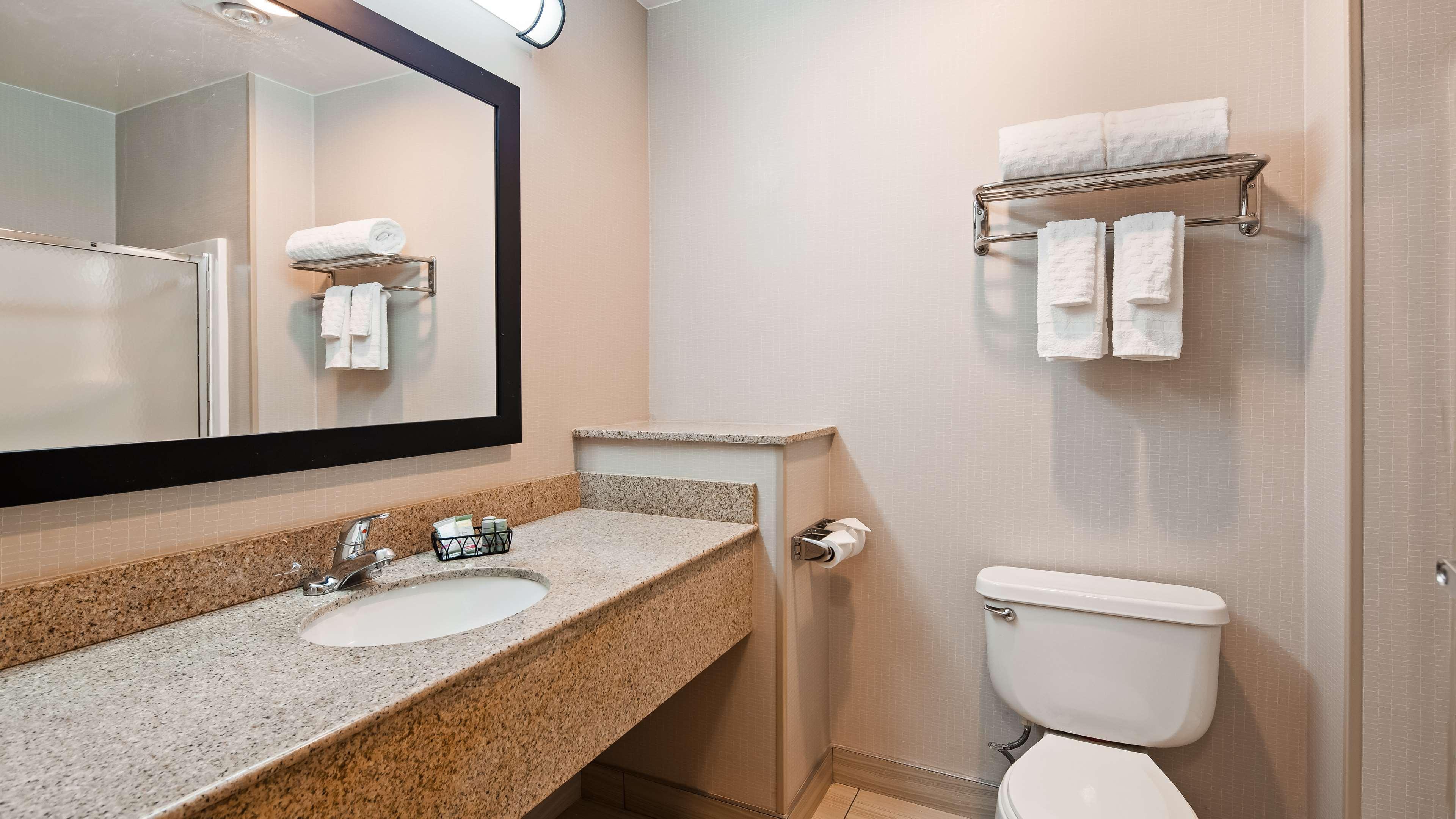 Best Western University Inn Итака Екстериор снимка